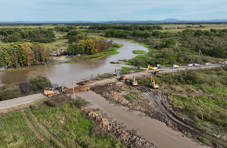 Около 5 километров водоотводных канав прочистили в Лесозаводском округе Приморья.