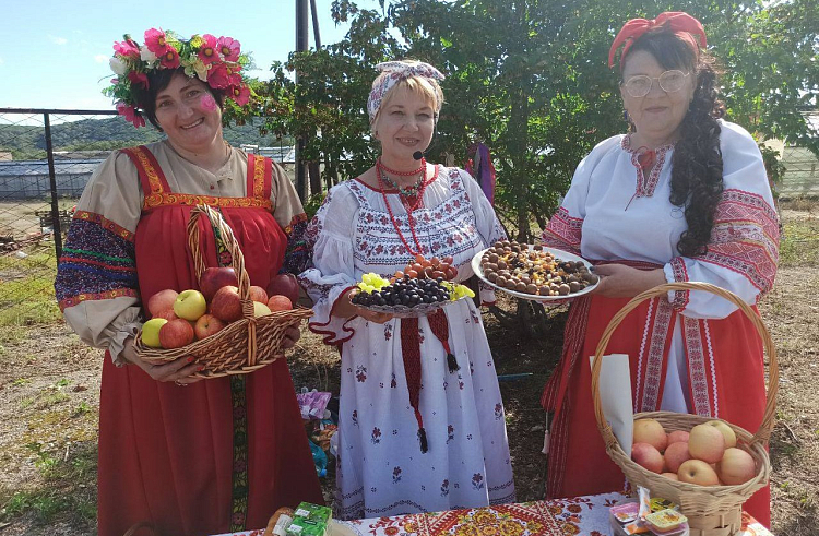 Красочный праздник «Большой Спас» организовал ТОС «Лазурный» для жителей Партизанского округа.