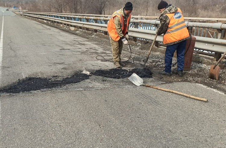 Дорожники Приморья готовят трассы к летнему сезону.