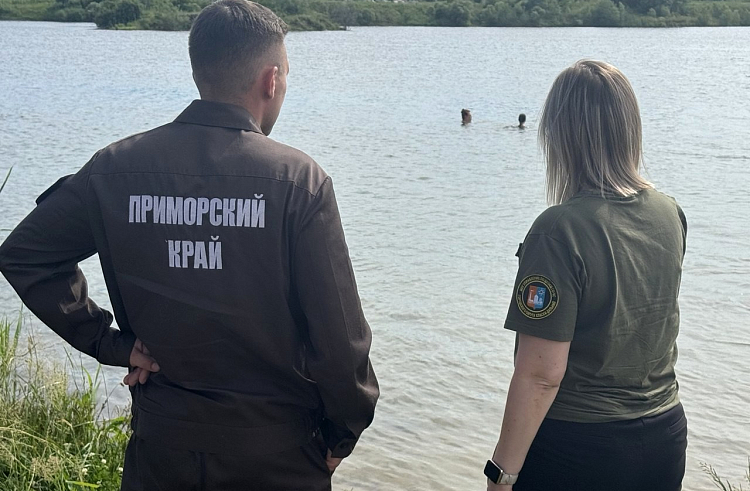 В Приморье волонтёры спасли тонущую девочку.
