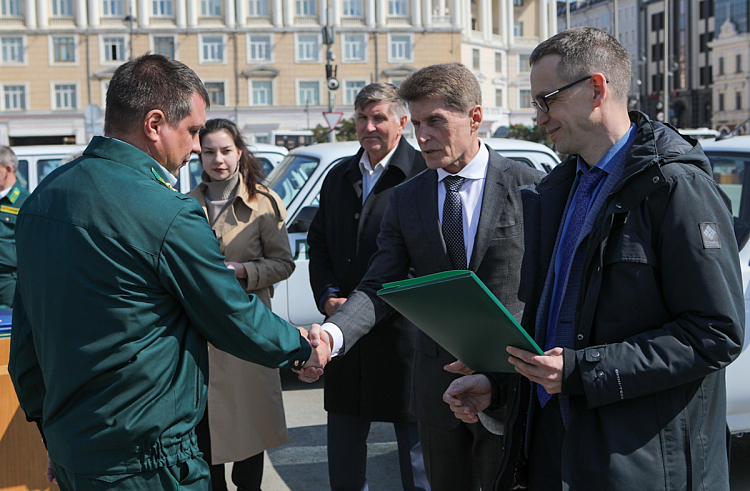 Олег Кожемяко вручил ключи от трех десятков автомобилей приморским лесничим.