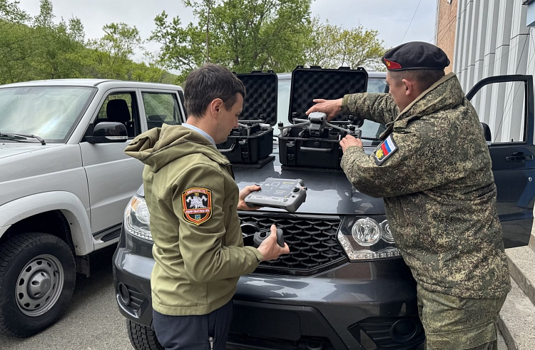Очередную партию внедорожников и дронов передали из Приморья на СВО.