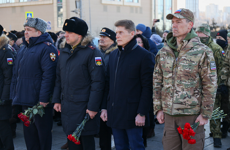 Губернатор Приморья почтил память защитников Отечества.