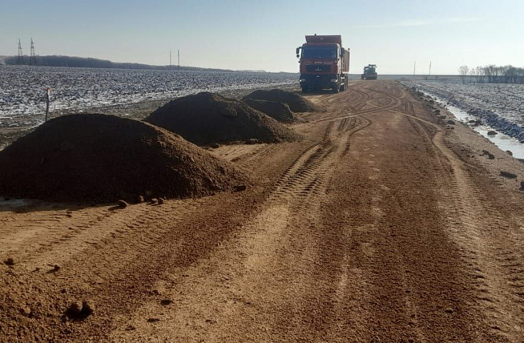 Дорогу в Октябрьском округе Приморья ремонтируют по нацпроекту.