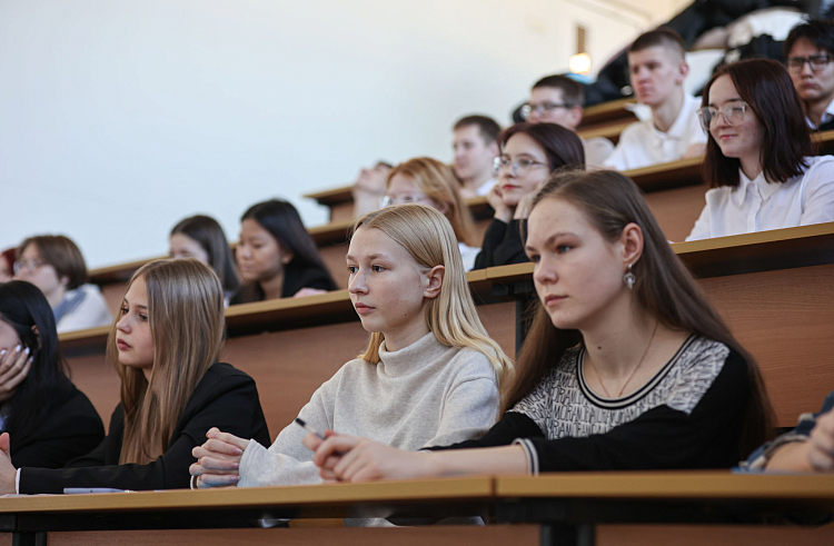 Школьники Приморья погрузились в мир цифровых финансов.