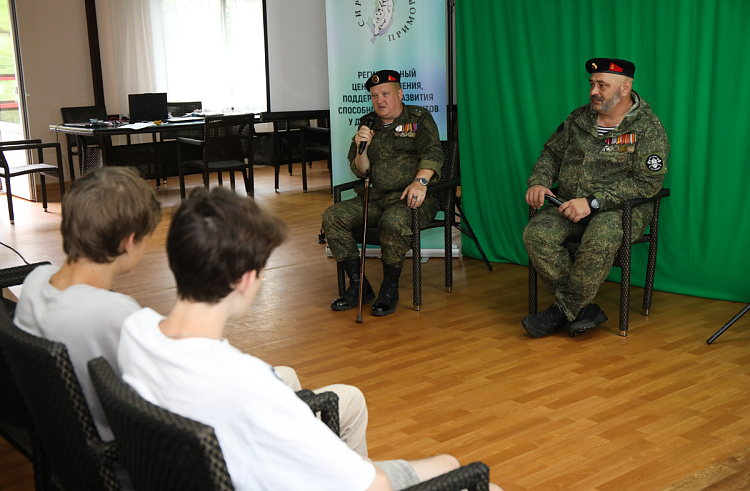 Приморские подростки встретились с ветеранами СВО.