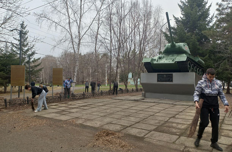 Памятник «Братьям Михеевым» привели в порядок в Кировском районе Приморья.