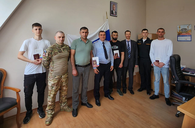 Пяти иностранцам вручили в Приморье российские паспорта.