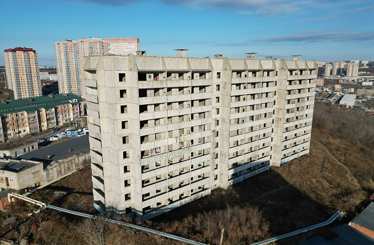 Две заброшенные многоэтажки достроят в столице Приморья.