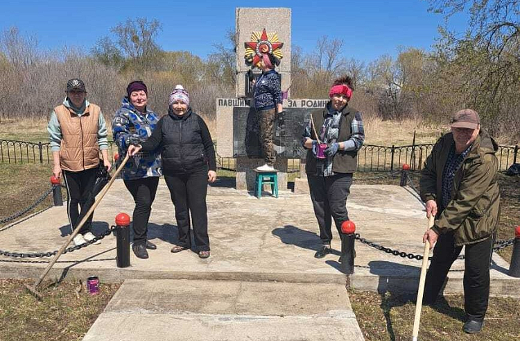 Памятники продолжают приводить в порядок в Приморье.