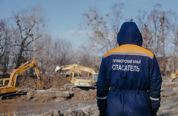 Реку Ореховку расчищают в Приморском крае.