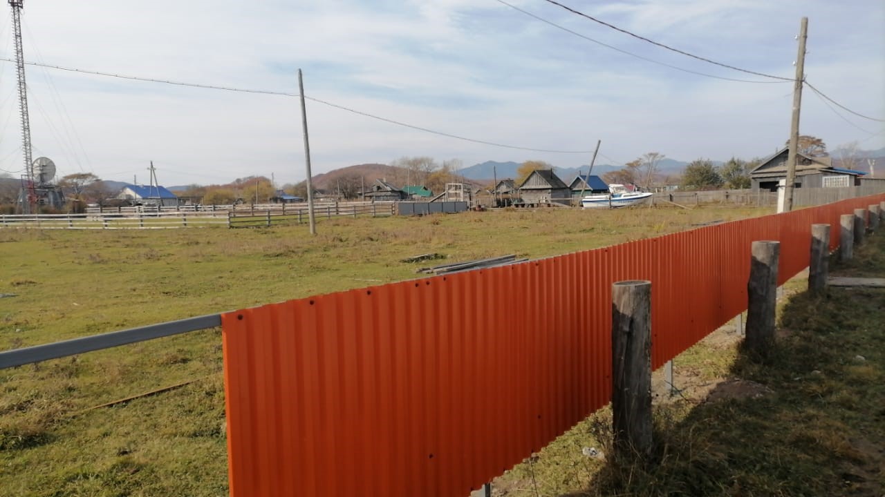 В селе Амгу огораживают территорию  парка Победы.