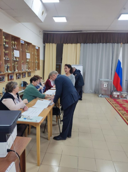 Глава Тернейского округа на избирательном участке в п. Пластун вместе с супругой приняли участие в голосовании на выборах Президента России.. Глава Тернейского округа на избирательном участке в п. Пластун вместе с супругой приняли участие в голосовании на выборах Президента России..