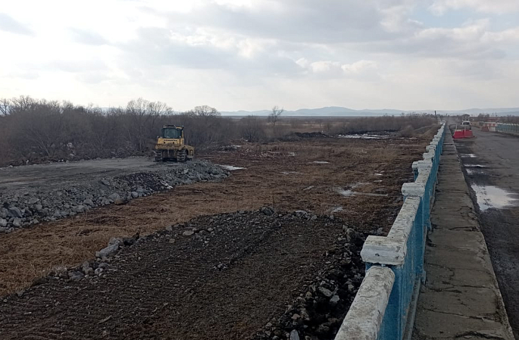 Мост через реку Золотую в Пограничном округе сдадут в этом году. Мост через реку Золотую в Пограничном округе сдадут в этом году.