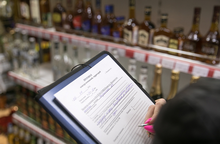 Миллионный штраф грозит продавцу контрафактного алкоголя в Приморье. Миллионный штраф грозит продавцу контрафактного алкоголя в Приморье.