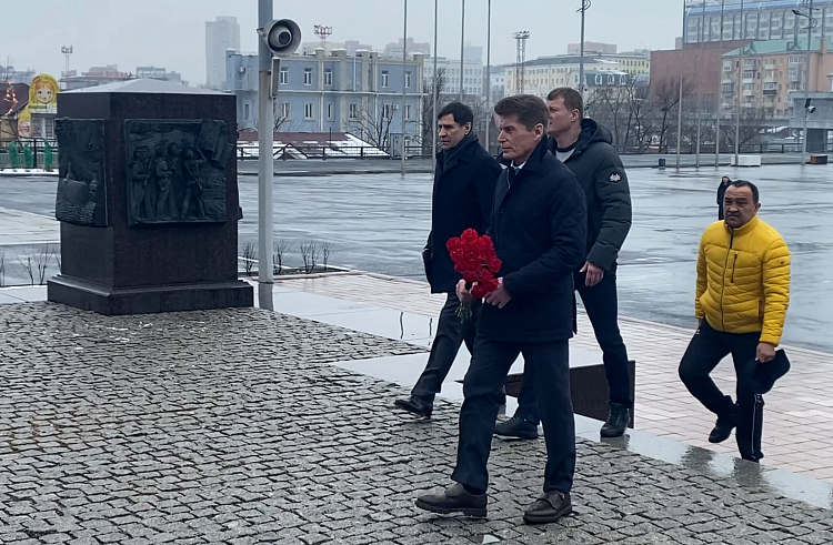 Приморцы возлагают цветы в память о погибших в теракте в Подмосковье. Приморцы возлагают цветы в память о погибших в теракте в Подмосковье.