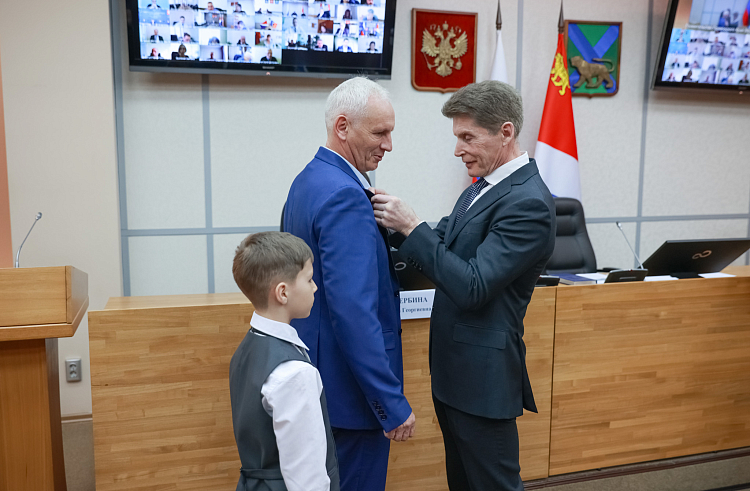 Олег Кожемяко наградил приморцев, пресекших провокацию в ТРК «Седанка Сити». Олег Кожемяко наградил приморцев, пресекших провокацию в ТРК «Седанка Сити».