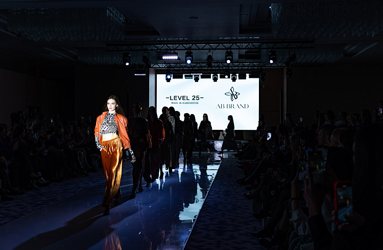 Около 100 детей и подростков стали участниками модного показа Grand Fashion Show во Владивостоке. Около 100 детей и подростков стали участниками модного показа Grand Fashion Show во Владивостоке.