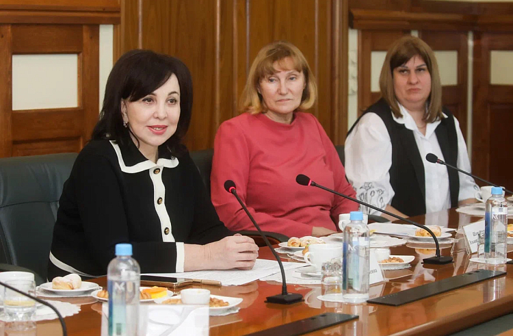 Вера Щербина вручила заслуженные награды лучшим учителям и воспитателям Приморья. Вера Щербина вручила заслуженные награды лучшим учителям и воспитателям Приморья.