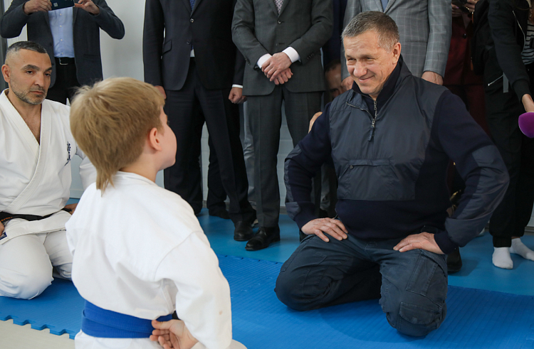 Юрий Трутнев проинспектировал модульный спортзал в столице Приморья. Юрий Трутнев проинспектировал модульный спортзал в столице Приморья.