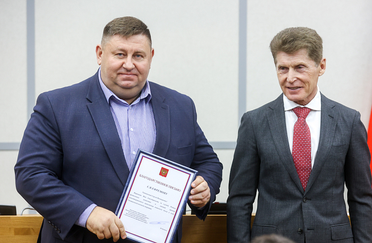 Глава Приморья вручил награды участникам СВО и волонтерам. Глава Приморья вручил награды участникам СВО и волонтерам.