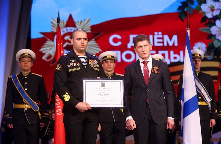 Глава Приморья вручил награды морякам-тихоокеанцам ко Дню Победы. Глава Приморья вручил награды морякам-тихоокеанцам ко Дню Победы.