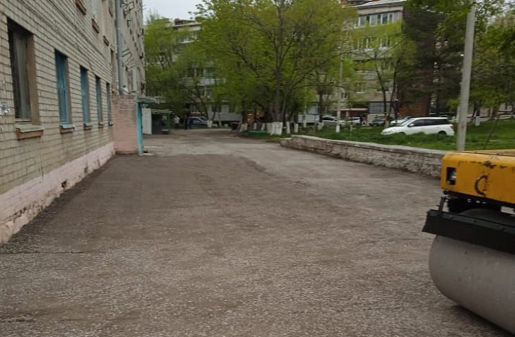 Придомовые территории благоустраивают в приморском Новошахтинске. Придомовые территории благоустраивают в приморском Новошахтинске.