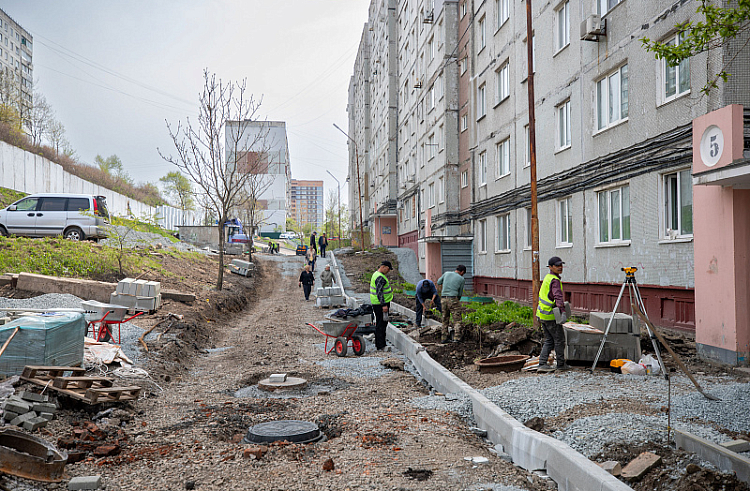 Почти 20 дворов благоустраивают в дальневосточной столице. Почти 20 дворов благоустраивают в дальневосточной столице.