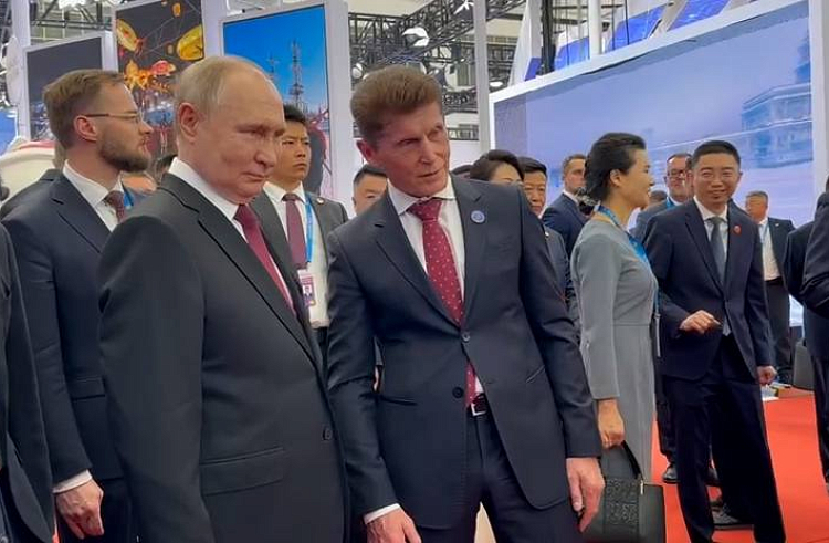 Владимир Путин стал первым гостем павильона Приморья на ЭКСПО в Харбине. Владимир Путин стал первым гостем павильона Приморья на ЭКСПО в Харбине.