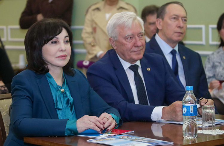 Вера Щербина вручила заслуженные награды приморским ученым. Вера Щербина вручила заслуженные награды приморским ученым.