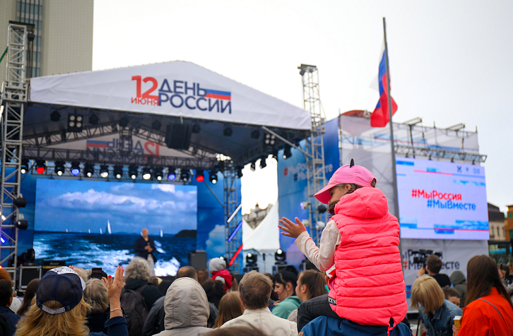Концертами и праздничным салютом отметят День России в столице Приморья. Концертами и праздничным салютом отметят День России в столице Приморья.