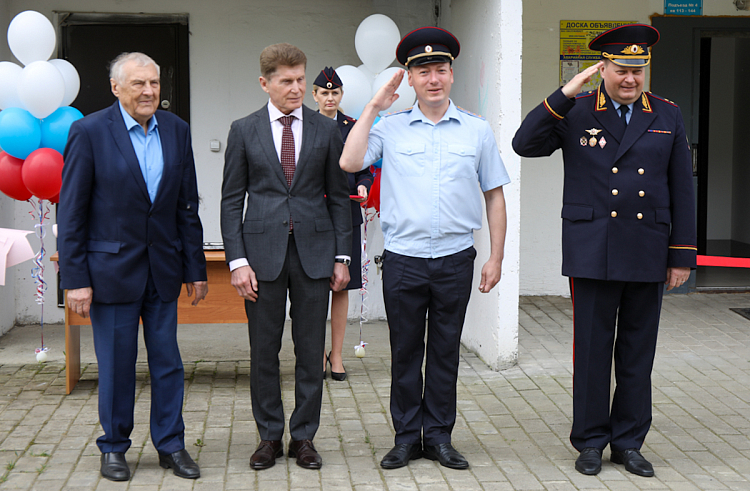 Олег Кожемяко вручил ключи от квартир приморским полицейским. Олег Кожемяко вручил ключи от квартир приморским полицейским.