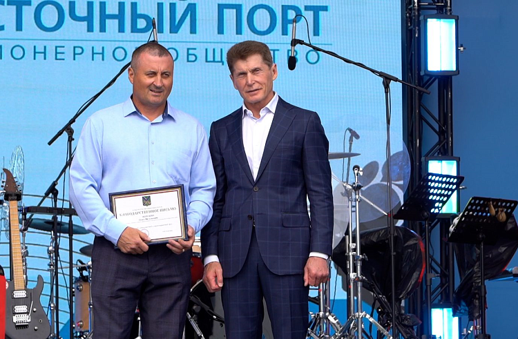 Губернатор Приморья поздравил коллектив Восточного порта с 50-летием. Губернатор Приморья поздравил коллектив Восточного порта с 50-летием.