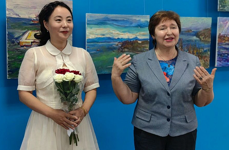 Художница из Китая провела выставку, посвященную Приморскому краю. Художница из Китая провела выставку, посвященную Приморскому краю.