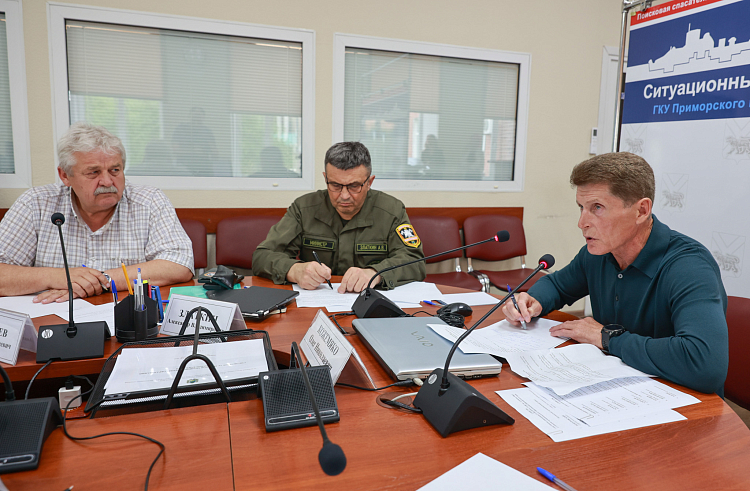 Нарушенные непогодой проезды восстанавливают в Приморье. Нарушенные непогодой проезды восстанавливают в Приморье.