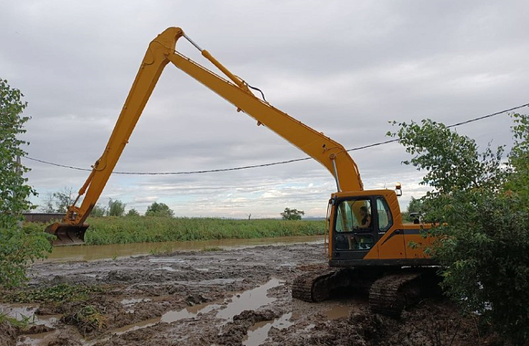 Более 65 километров русел рек расчищено в Приморье. Более 65 километров русел рек расчищено в Приморье.