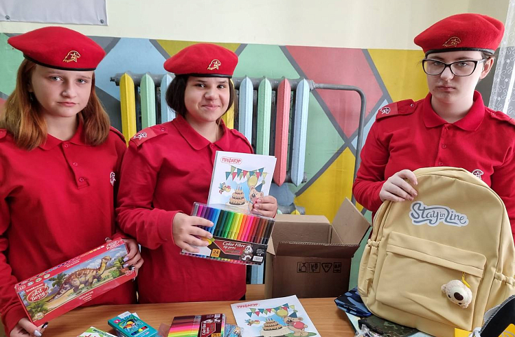 Приморские юнармейцы помогают собраться в школу ребятам из Курской области. Приморские юнармейцы помогают собраться в школу ребятам из Курской области.