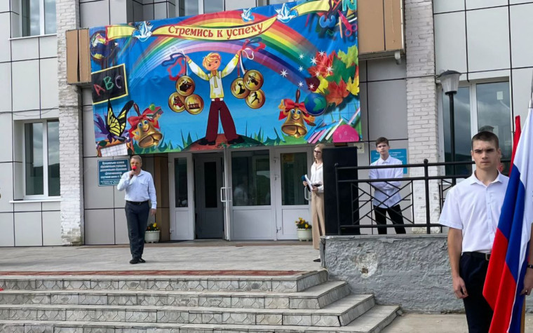 Глава Тернейского МО Наумкин Сергей Николаевич обратился с поздравительной речью к ученикам и их родителям во время торжественной линейки в п. Пластун!. Глава Тернейского МО Наумкин Сергей Николаевич обратился с поздравительной речью к ученикам и их родителям во время торжественной линейки в п. Пластун!.