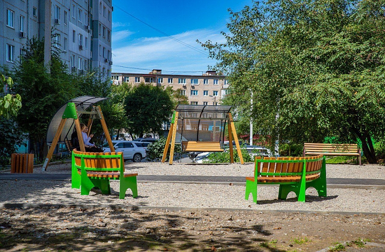 Во Владивостоке появилось новое место отдыха с парковыми скамьями и диваном-качелями по проекту ТОС. Во Владивостоке появилось новое место отдыха с парковыми скамьями и диваном-качелями по проекту ТОС.