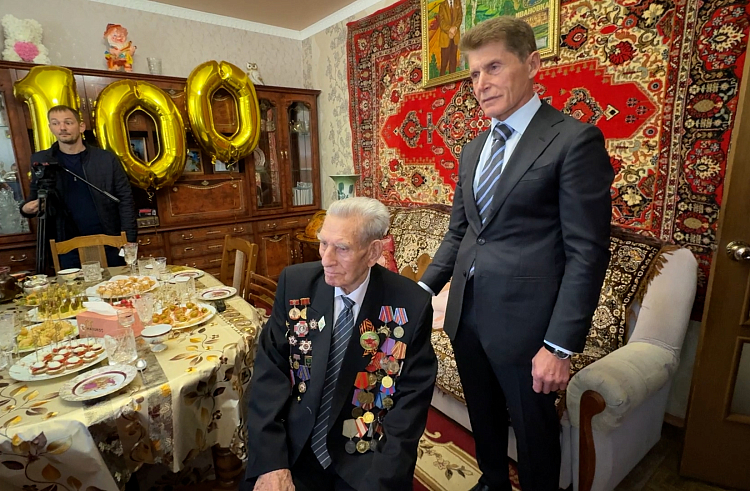 Губернатор Приморья поздравил ветерана-морпеха со 100-летним юбилеем. Губернатор Приморья поздравил ветерана-морпеха со 100-летним юбилеем.