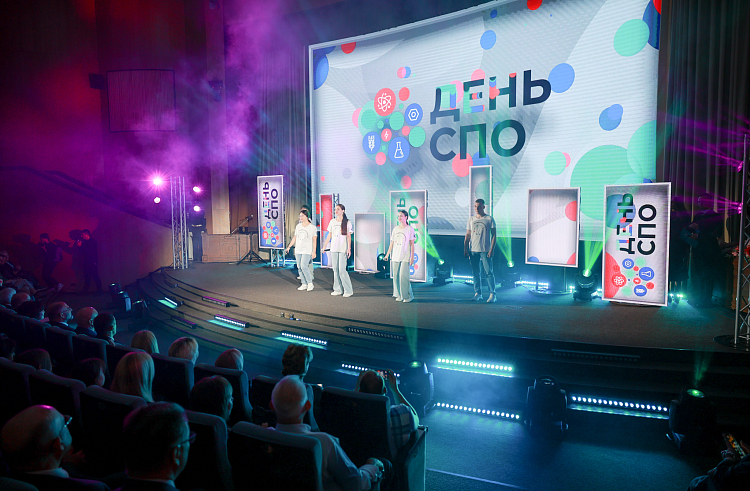 Студенты колледжей Приморья собрались на свой «профессиональный» праздник во Владивостоке. Студенты колледжей Приморья собрались на свой «профессиональный» праздник во Владивостоке.