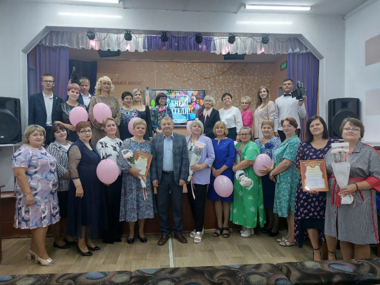 В преддверии замечательного праздника— Дня учителя — глава Тернейского МО посетил Пластунскую среднюю школу, где поздравил педагогический коллектив с наступающим праздником.. В преддверии замечательного праздника— Дня учителя — глава Тернейского МО посетил Пластунскую среднюю школу, где поздравил педагогический коллектив с наступающим праздником..