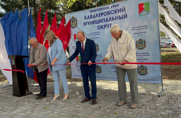 Сквер «Слава горнякам» открылся после реконструкции в Кавалерово. Сквер «Слава горнякам» открылся после реконструкции в Кавалерово.