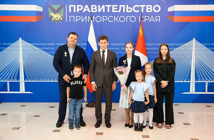 Олег Кожемяко вручил удостоверения многодетным семьям Приморья. Олег Кожемяко вручил удостоверения многодетным семьям Приморья.