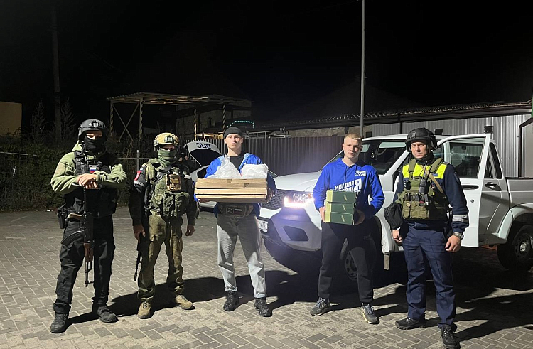 Молодогвардейцы Приморья привезли гуманитарную помощь на блокпосты Курской области. Молодогвардейцы Приморья привезли гуманитарную помощь на блокпосты Курской области.