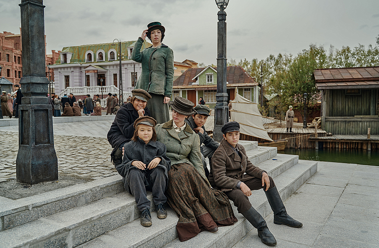 Исторический Владивосток воссоздан для съемок сериала «Арсеньев» в кинопарке «Москино». Исторический Владивосток воссоздан для съемок сериала «Арсеньев» в кинопарке «Москино».