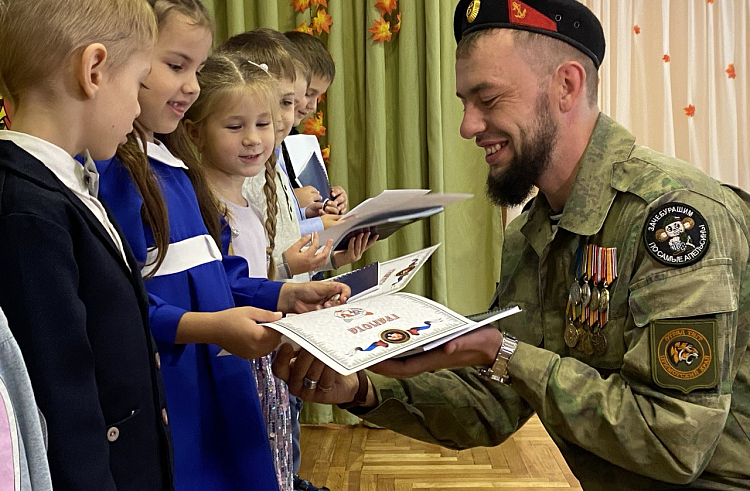 «Тигры» поблагодарили детсадовцев Приморья за поддержку. «Тигры» поблагодарили детсадовцев Приморья за поддержку.