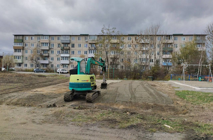 Детскую и спортивную площадки обустраивают в Артеме благодаря ТОС. Детскую и спортивную площадки обустраивают в Артеме благодаря ТОС.