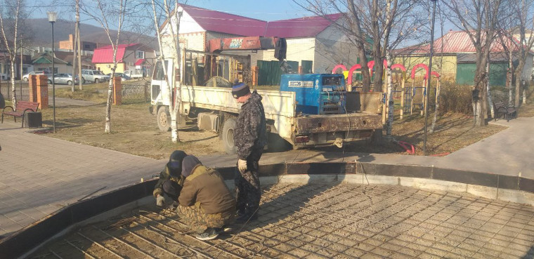 В Пластуне начались работы по устройству основания для фонтана по проекту «Символ детства», который реализуется при поддержке инициативного бюджетирования "Молодёжный бюджет".. В Пластуне начались работы по устройству основания для фонтана по проекту «Символ детства», который реализуется при поддержке инициативного бюджетирования "Молодёжный бюджет"..
