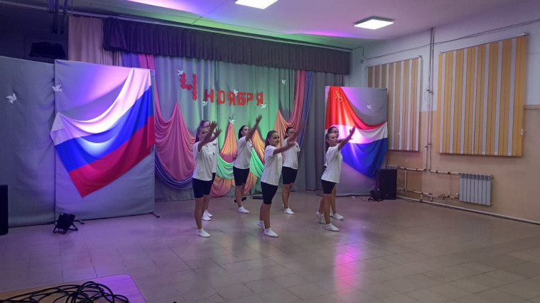 В фойе спорткомплекса п. Пластун, состоялся праздничный концерт "Слово во славу Единства". В фойе спорткомплекса п. Пластун, состоялся праздничный концерт "Слово во славу Единства".